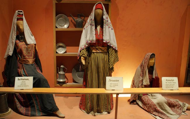 Traditionelle Kleidung im Nahen Osten - Volkskundemuseum von Amman (Jordanien)